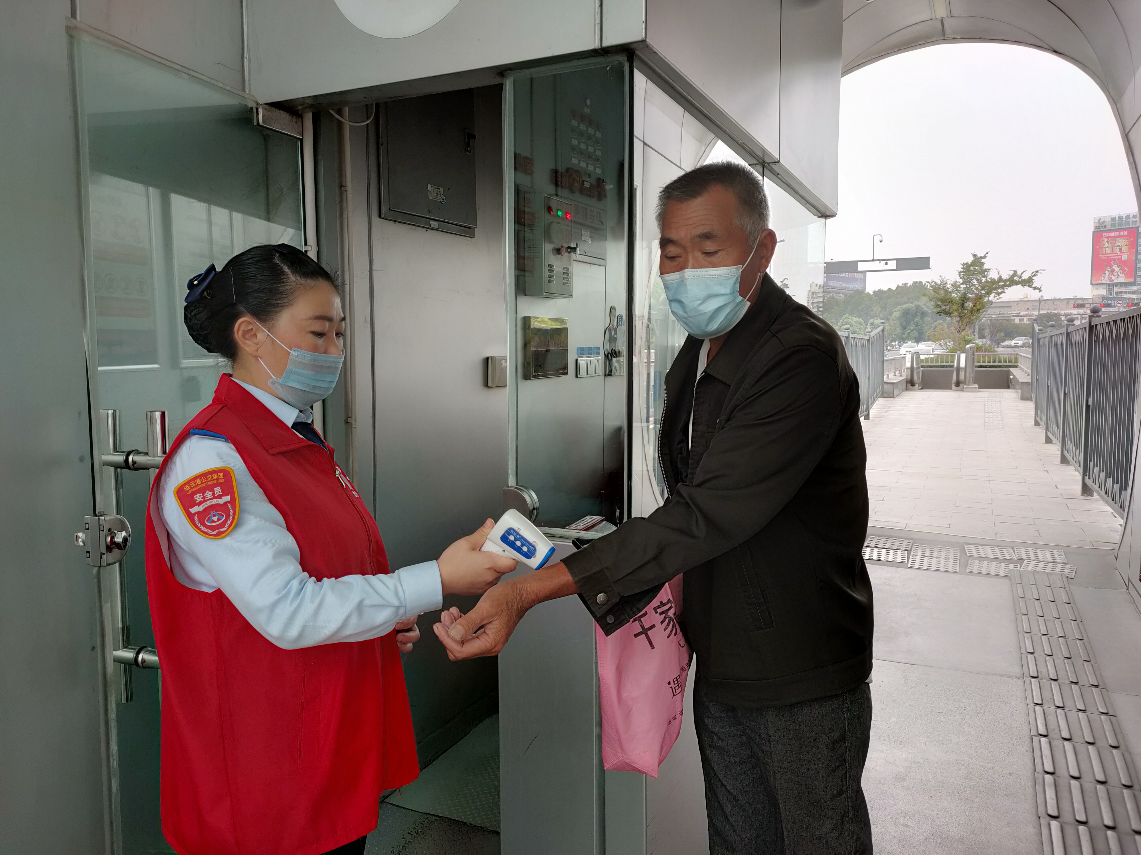 快速公交事业部站务员孙楠帮助乘客找到丢失的手机，乘客赠送奶茶表示感谢