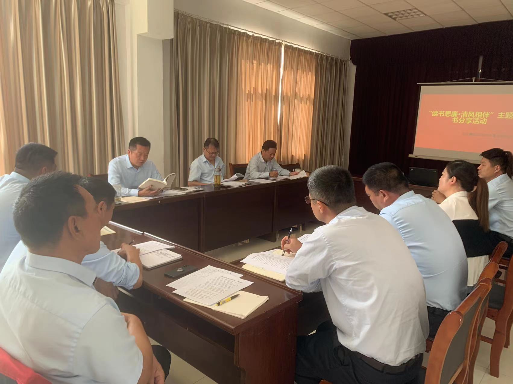 公交集团机务技术事业部开展“读书思廉·清风相伴”主题读书会活动