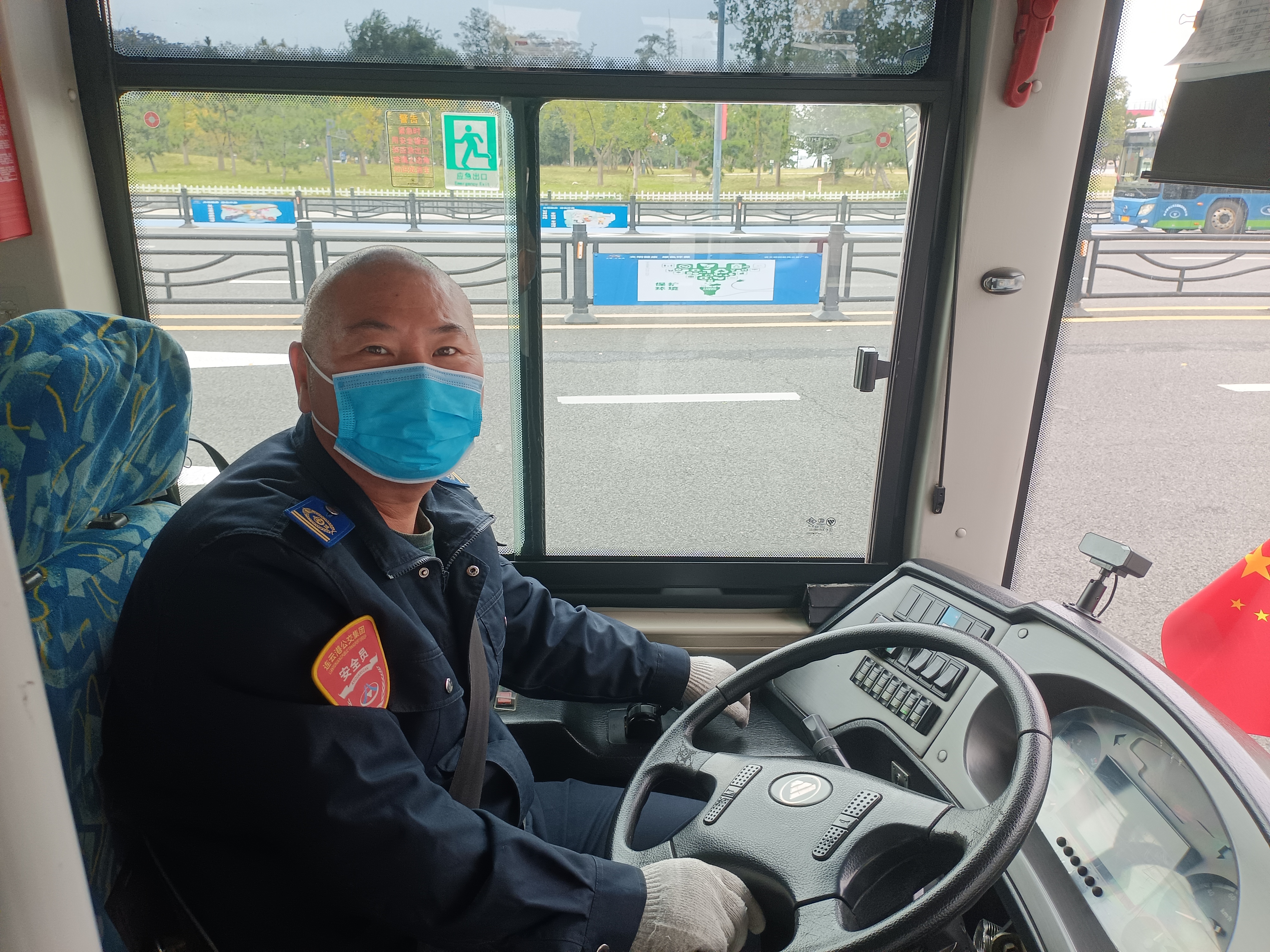 公交集团公交事业二部35路刘猛及时归还乘客丢失的包