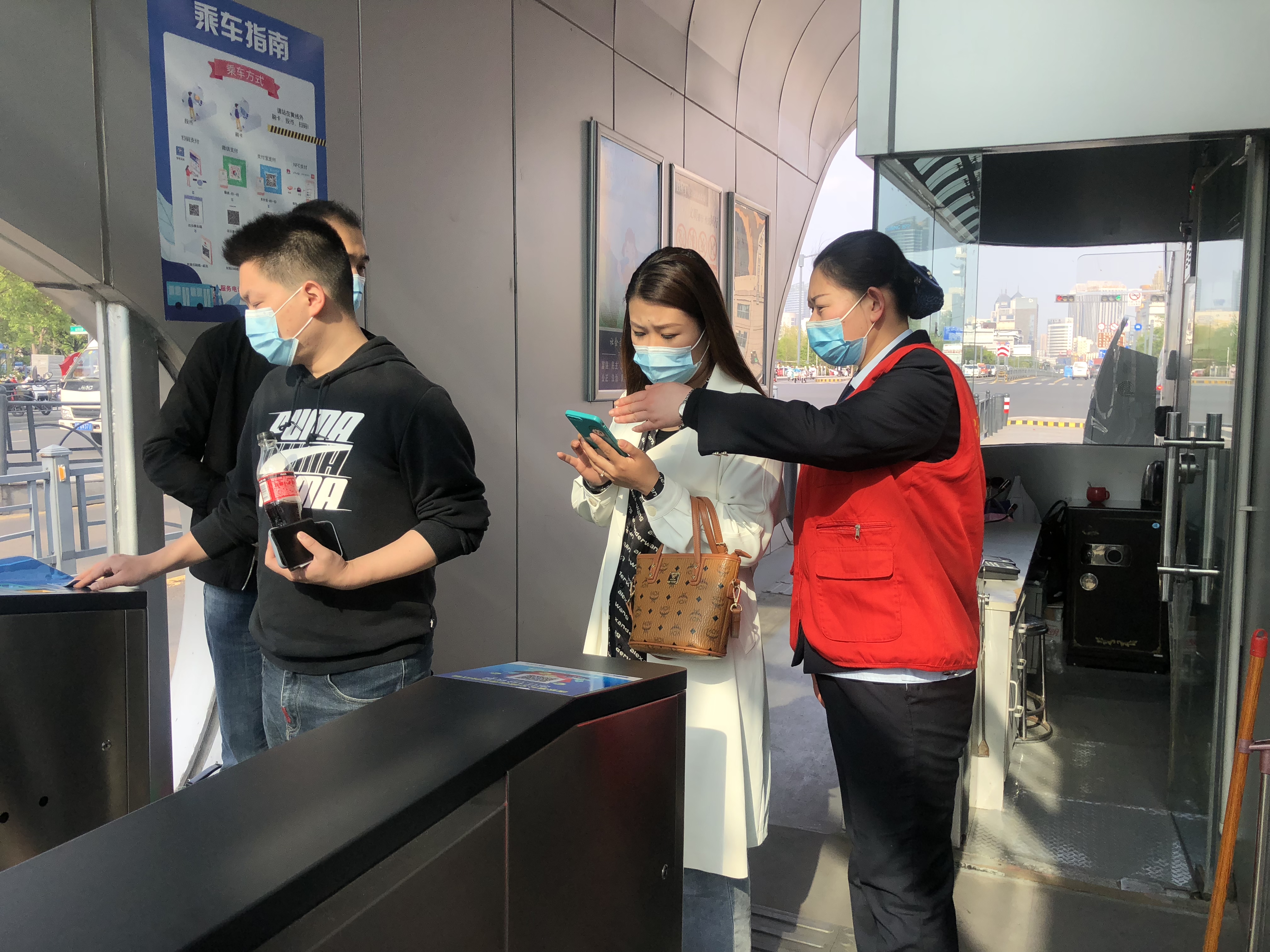 快速公交事业部站务员张议丹、曹兴鑫帮助乘客找回丢失校服获感谢