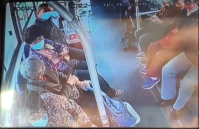 公交集团公交事业一部15路驾驶员 热情服务受称赞 老年乘客车内颂诗表扬