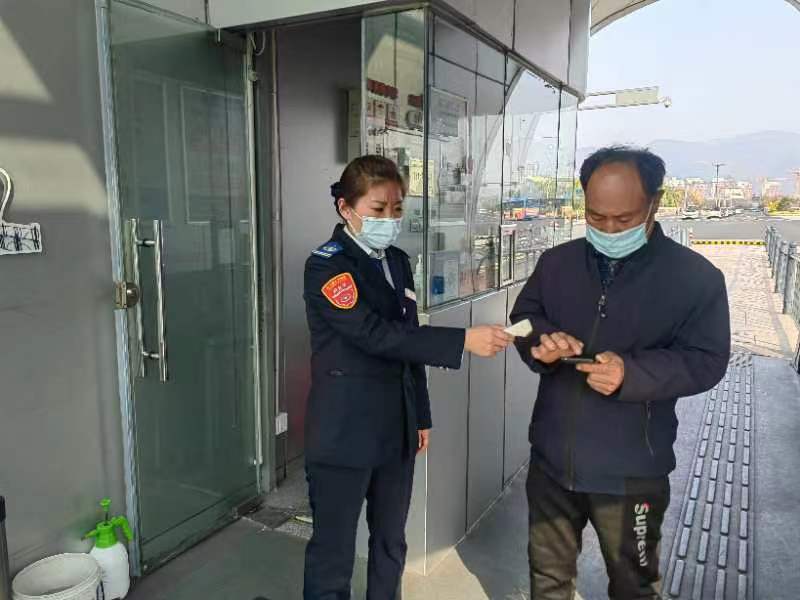 快速公交事业部站务员孟金帮助乘客找回丢失的手机获感谢