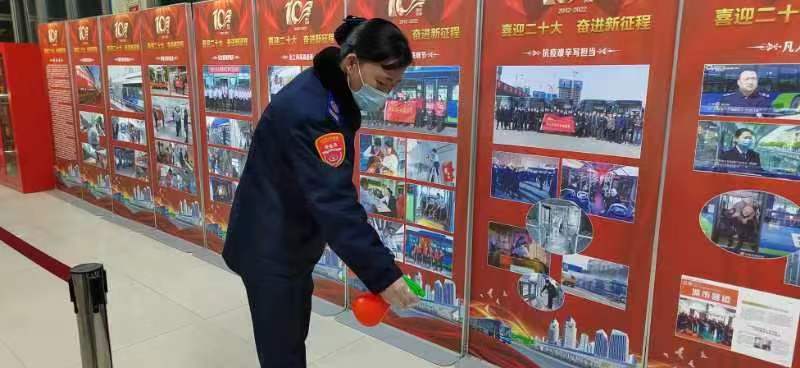 快速公交事业部站务员李迎荣帮助乘客找到丢失的包获夸赞