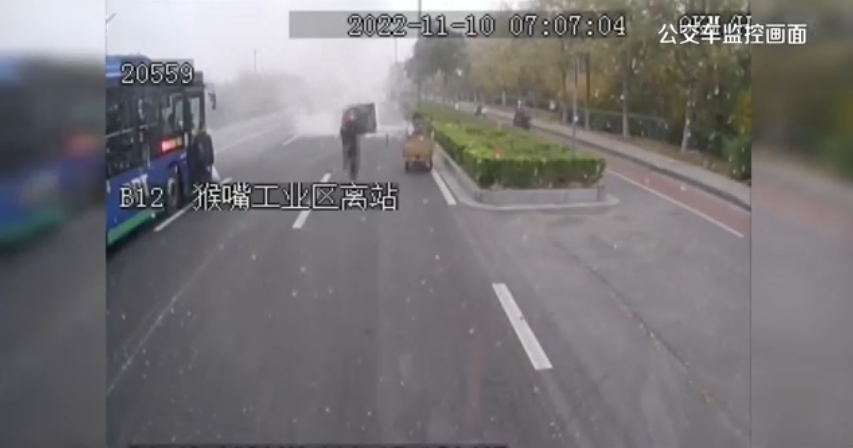 路遇三轮车上液化气罐起火 快速公交事业部两司机出手齐相救