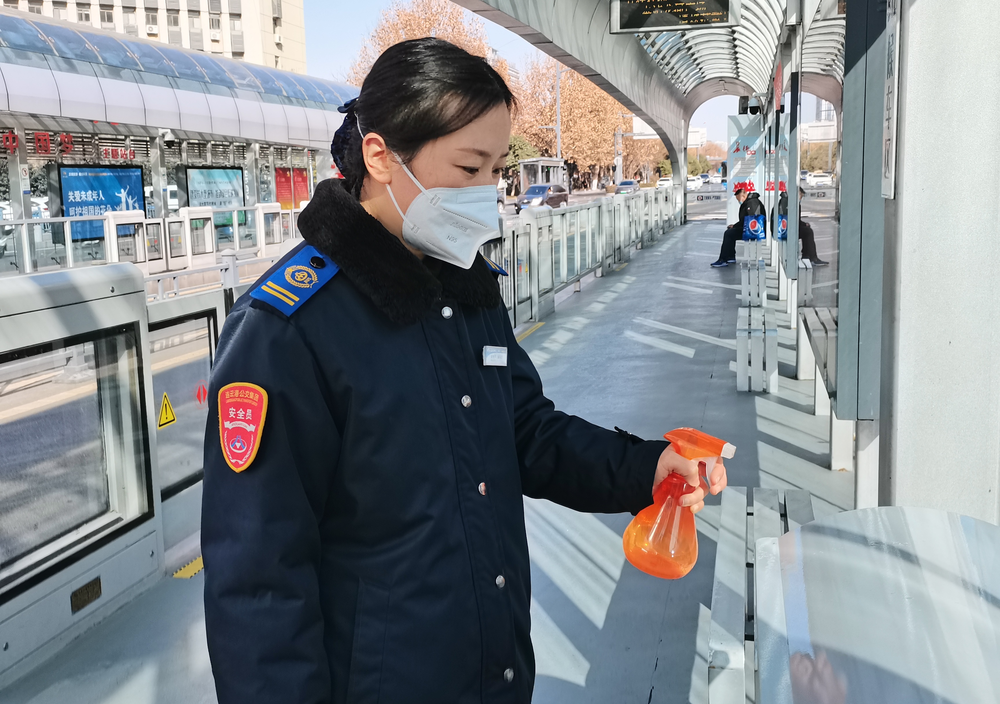 快速公交事业部站务员朱桂平帮助乘客找回丢失的资料包获感谢