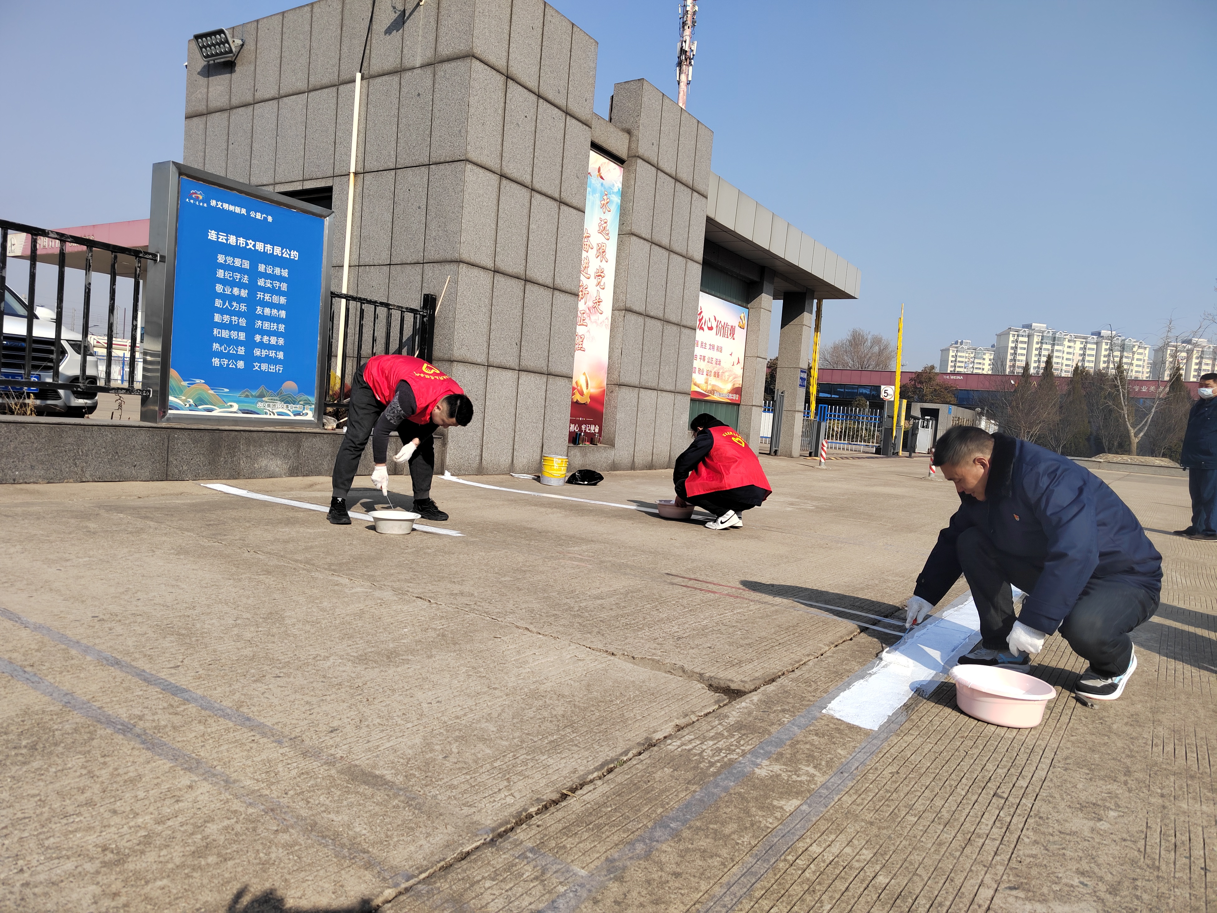 公交集团公交事业二部组织开展场站 停车位划线志愿服务活动