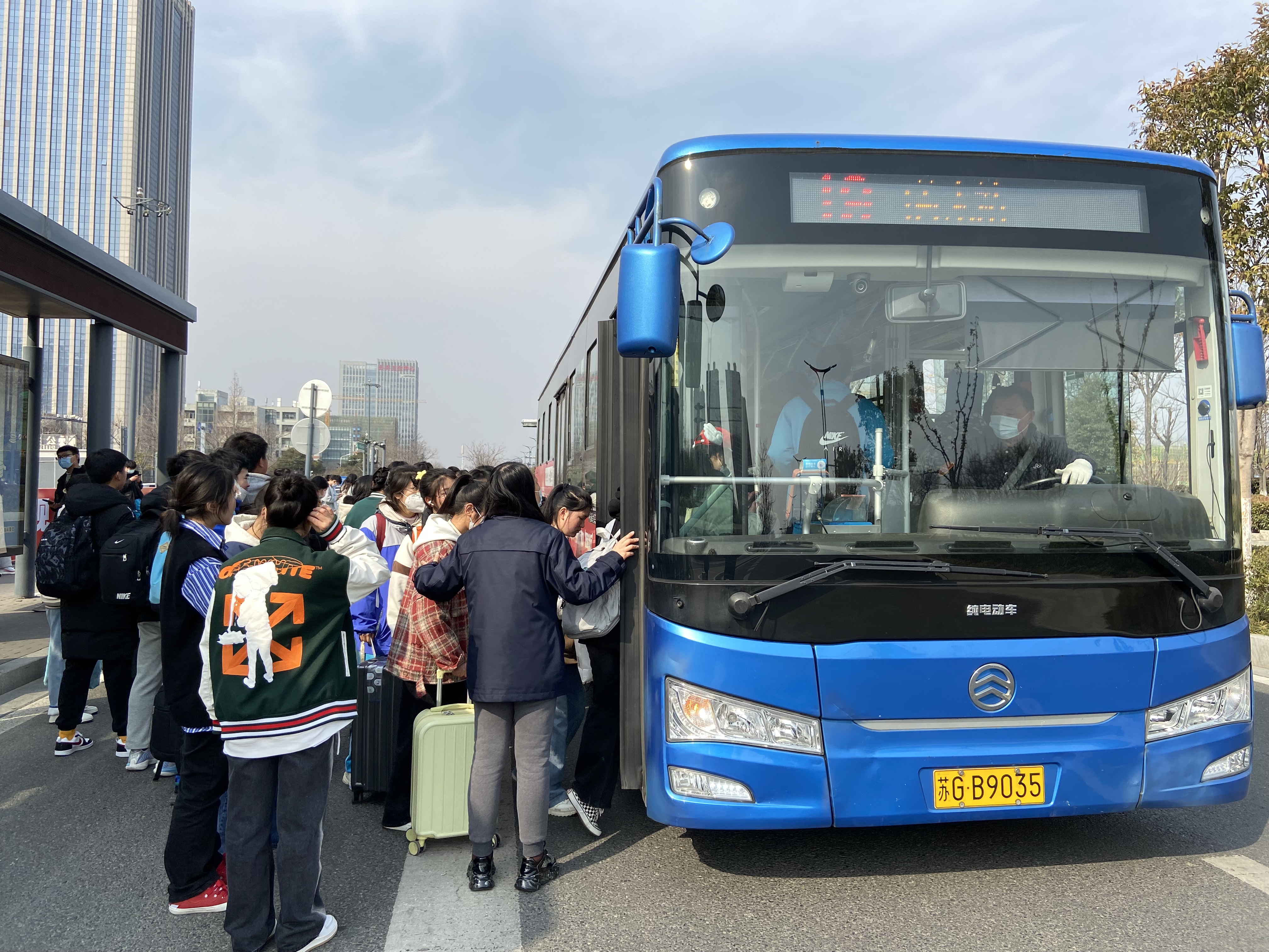 公交集团公交事业一部大学城现场管理 工作进入常态化