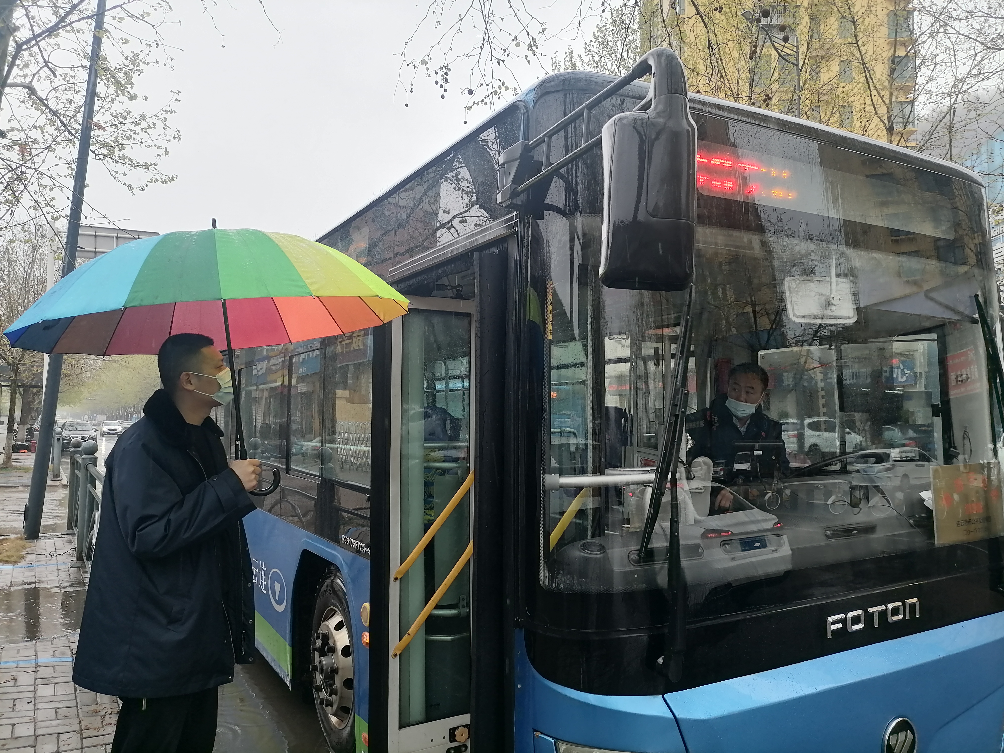 公交集团公交事业二部积极应当大风大雨恶劣天气