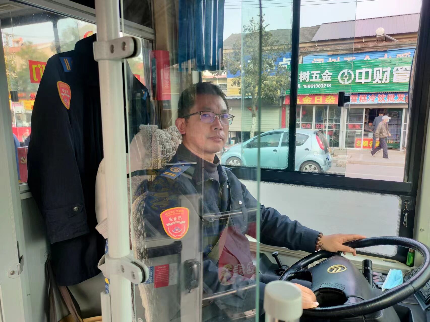 日行一善践于行 公交司机暖人心