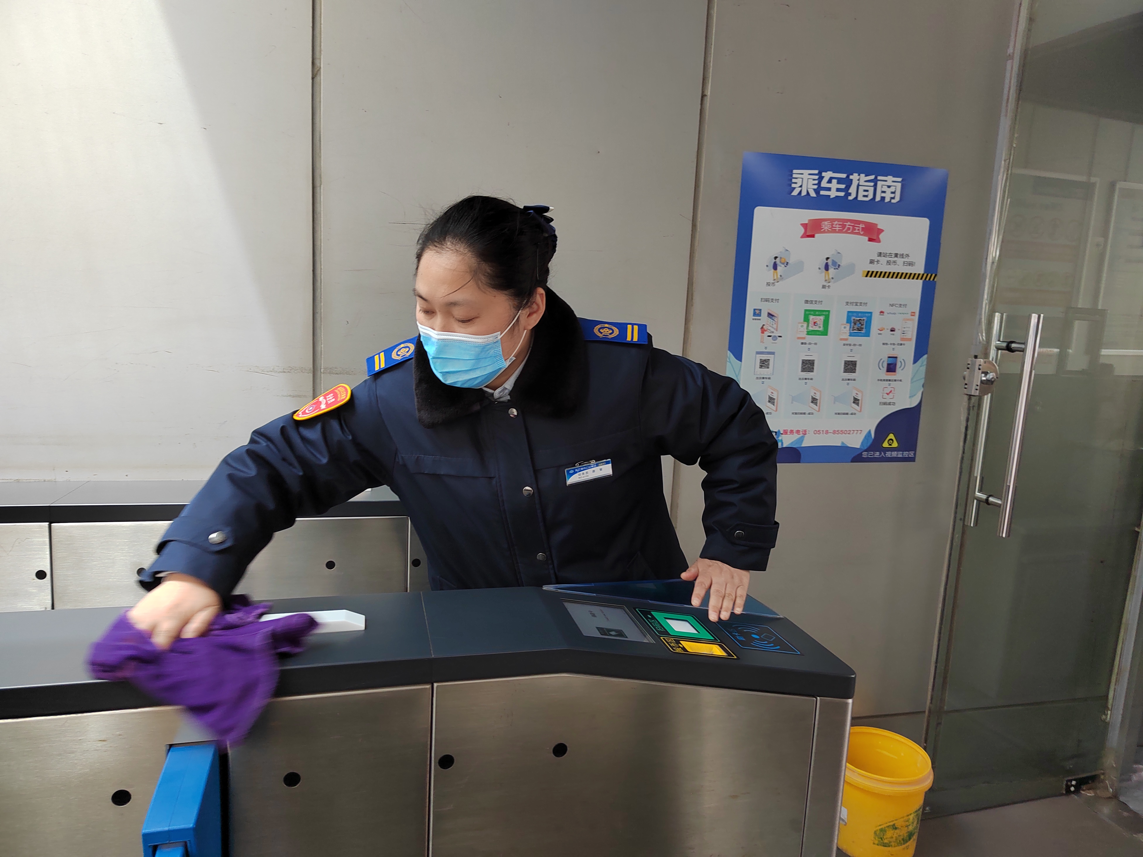 BRT站务员帮助乘客找回丢失的鞋子