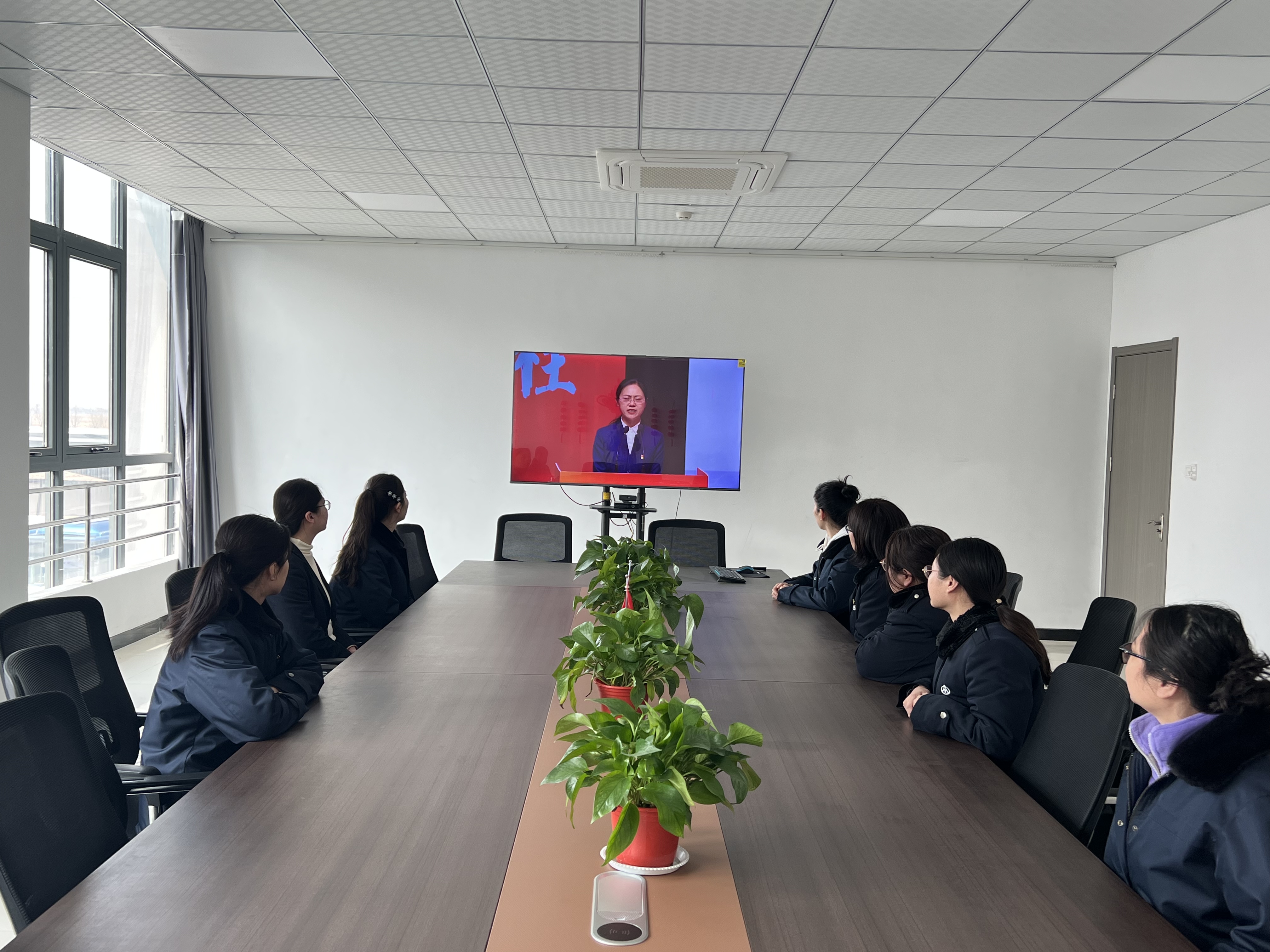 经营发展事业部组织女职工观看巾帼劳模工匠宣讲专题片
