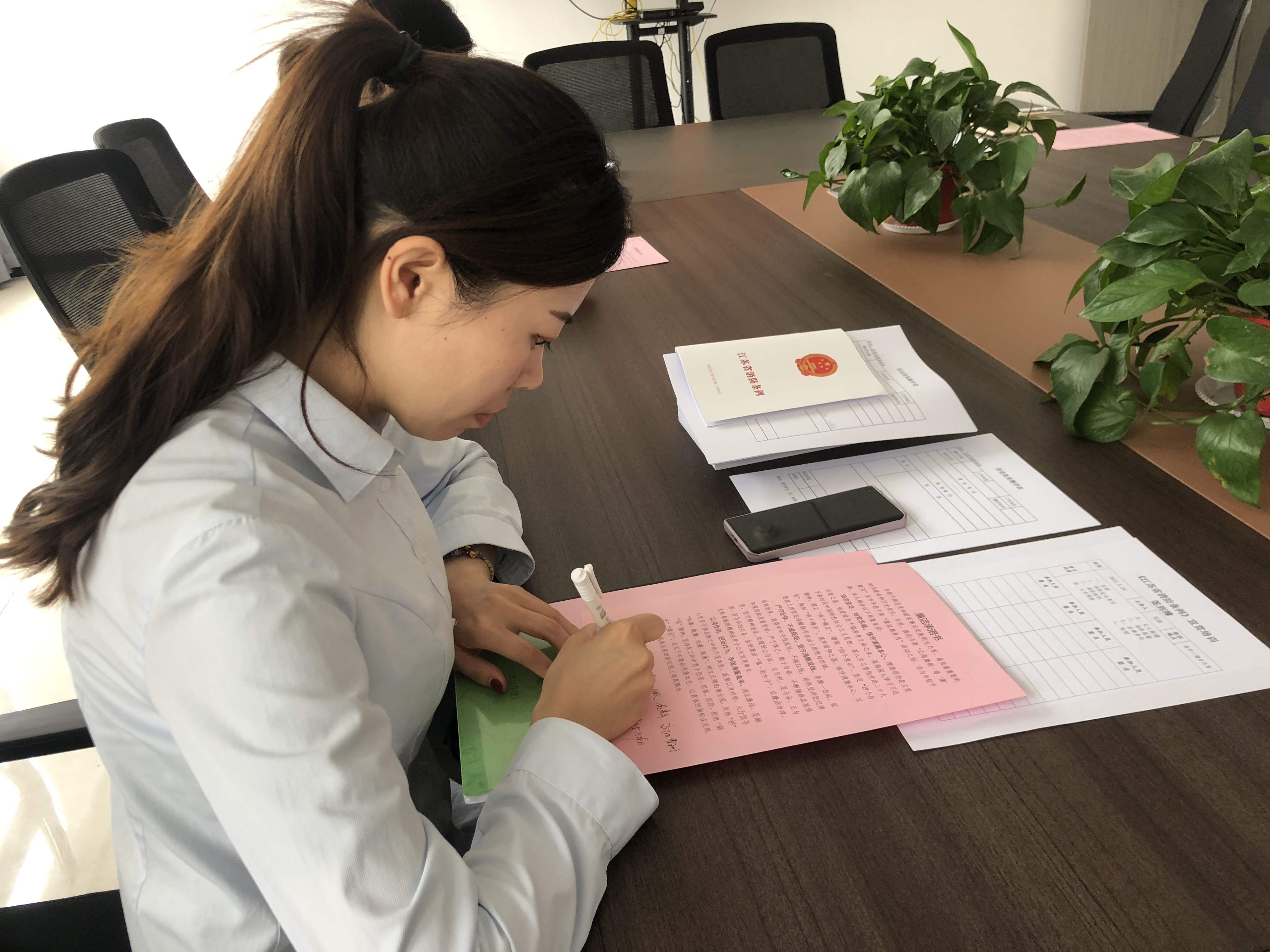 公交集团经营发展事业部组织召开“青廉”承诺书签订会