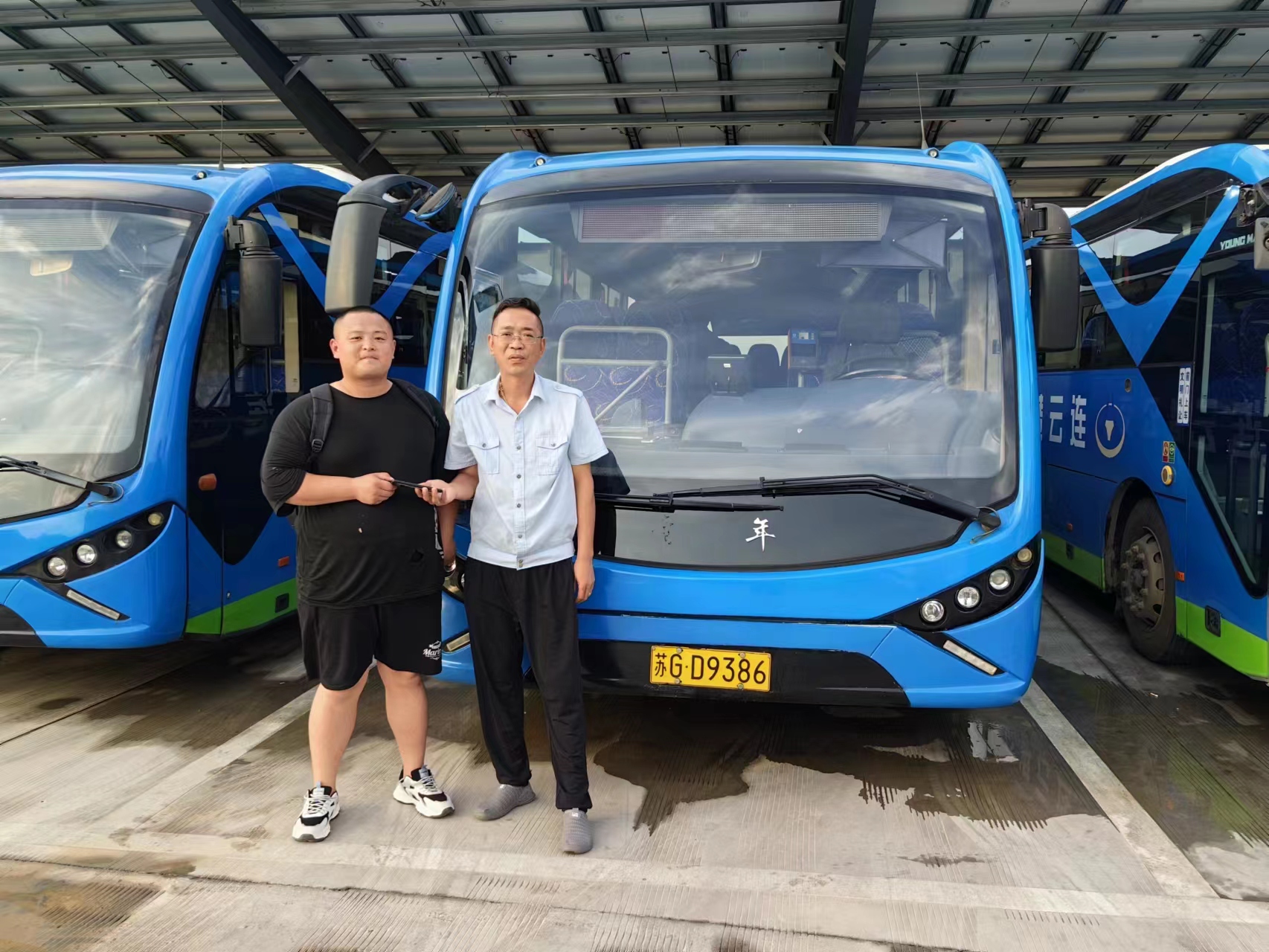 公交集团经营发展事业部驾驶员江伟拾金不昧受表扬