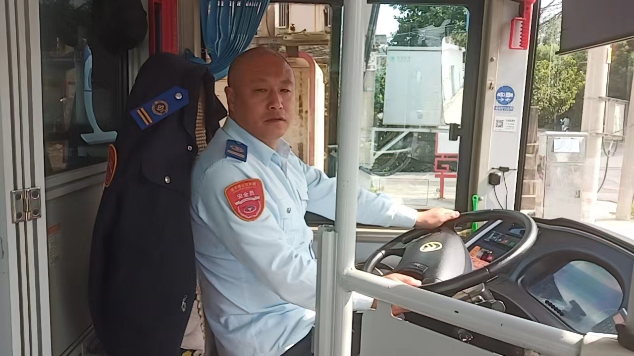 公交游5路驾驶员路炜及时归还乘客丢失的手机