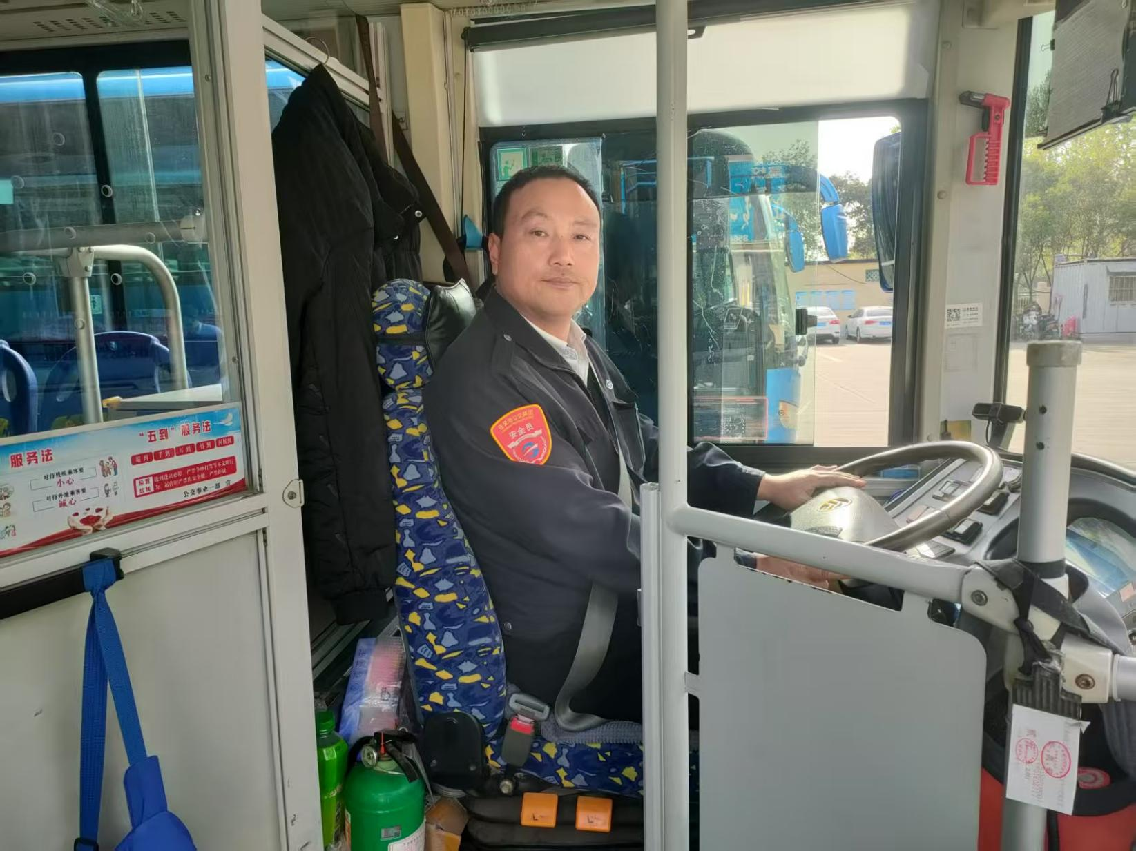 公交60路驾驶员朱小亮暖心服务获九旬老人点赞