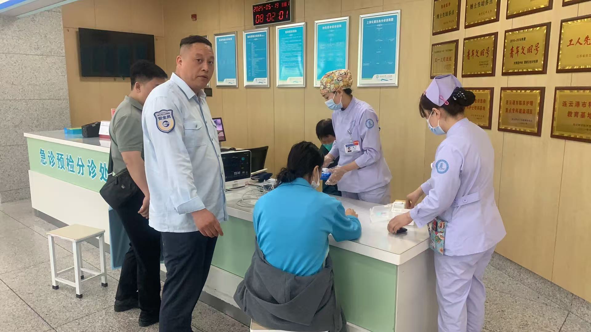 学生突发晕厥，公交集团快速公交公司B12线 驾驶员王海平紧急救助