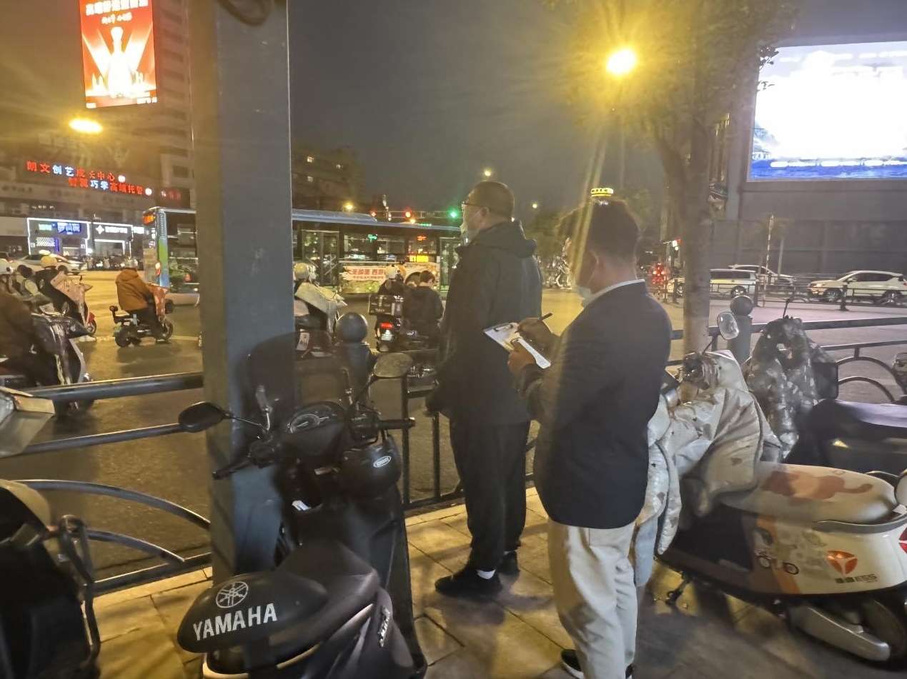 筑牢安全防线，落实右转必停管控措施