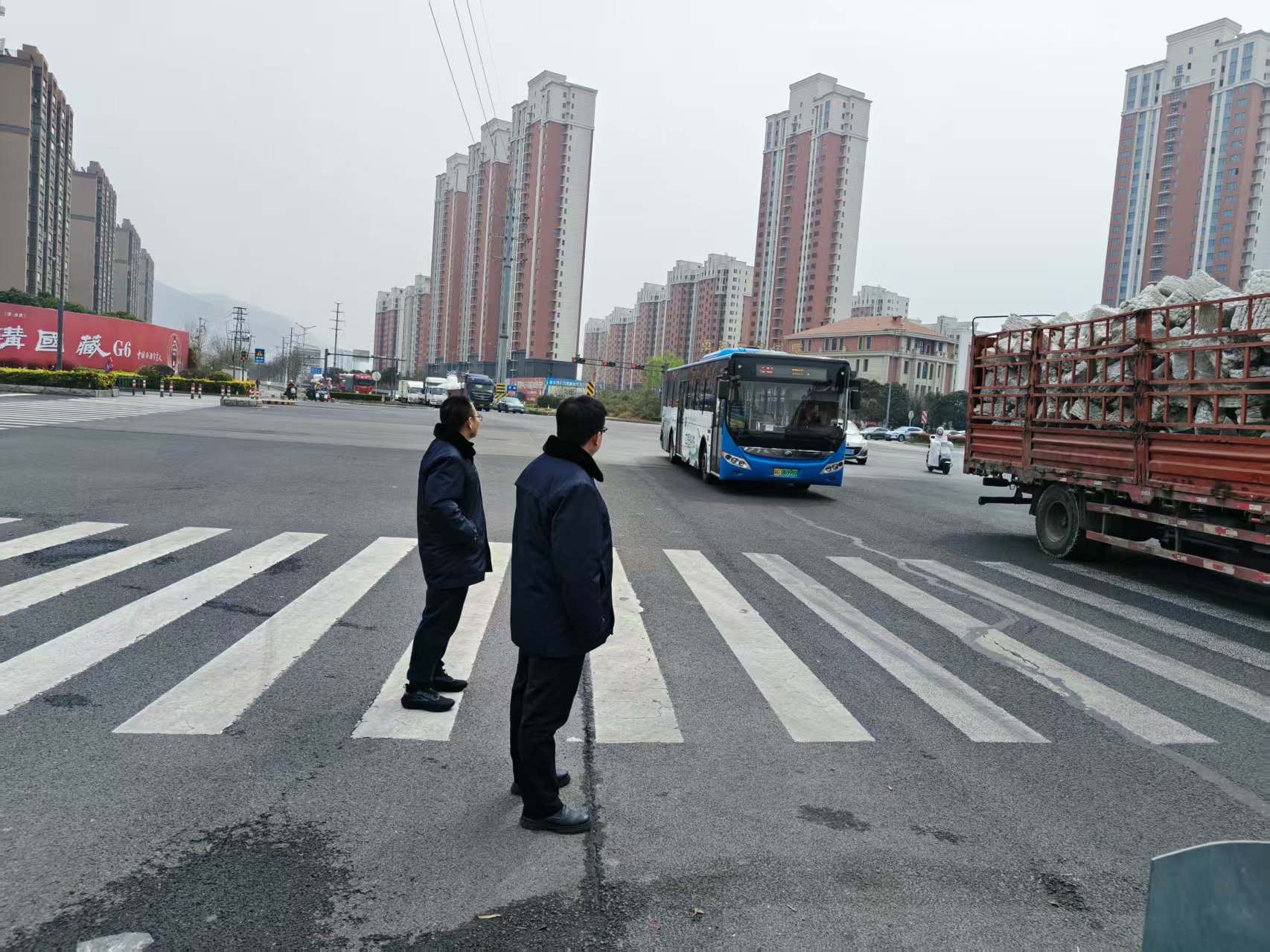 聚焦路口风险 筑牢安全防线 ——东部公交公司扎实开展公交车较大隐患路口专项检查