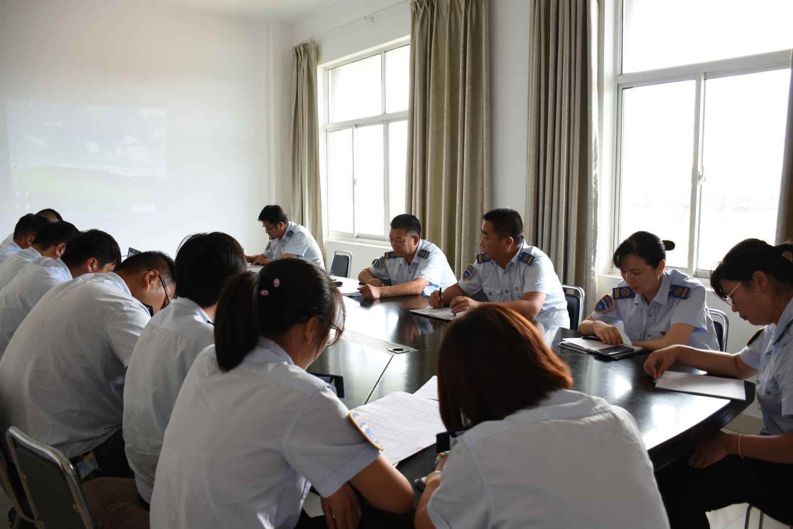 公交集团东部公司开展“振奋精神强堡垒、顽强拼搏谋跨越”主题党日活动