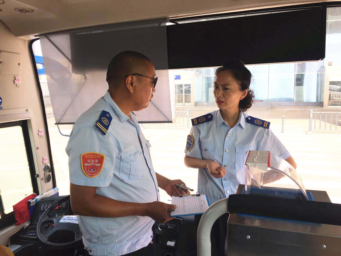 公交集团佳连公司党支部开展“文明一小时”主题党日活动