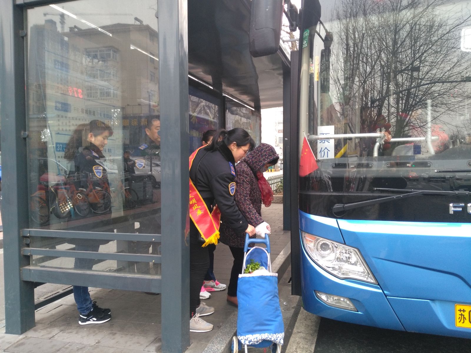 公交集团东部公司开展进站台学雷锋志愿服务活动