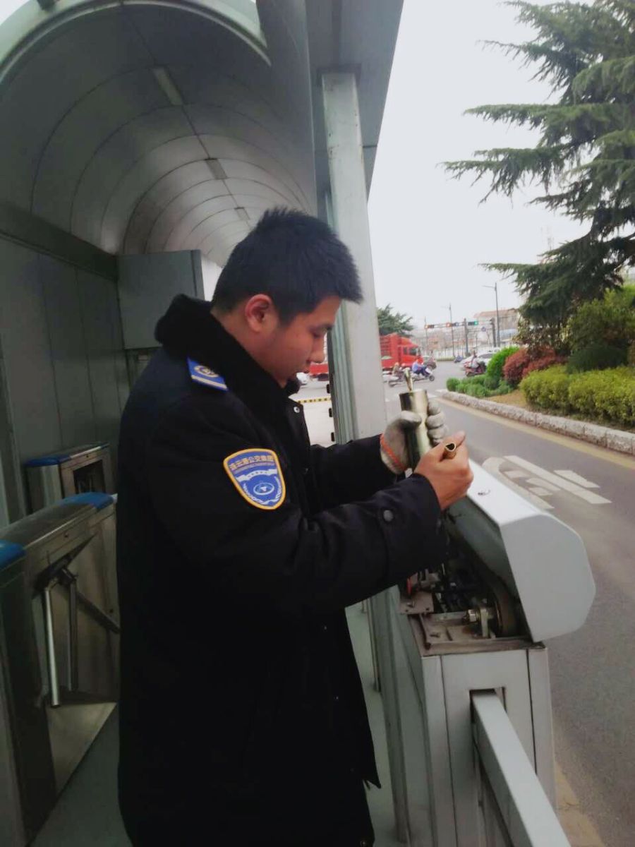公交快速公司总务科维护保养站台安全门