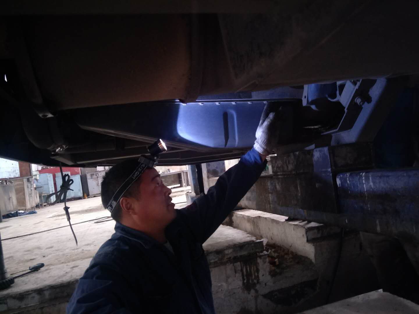 为公交车“诊脉” 他们是高手