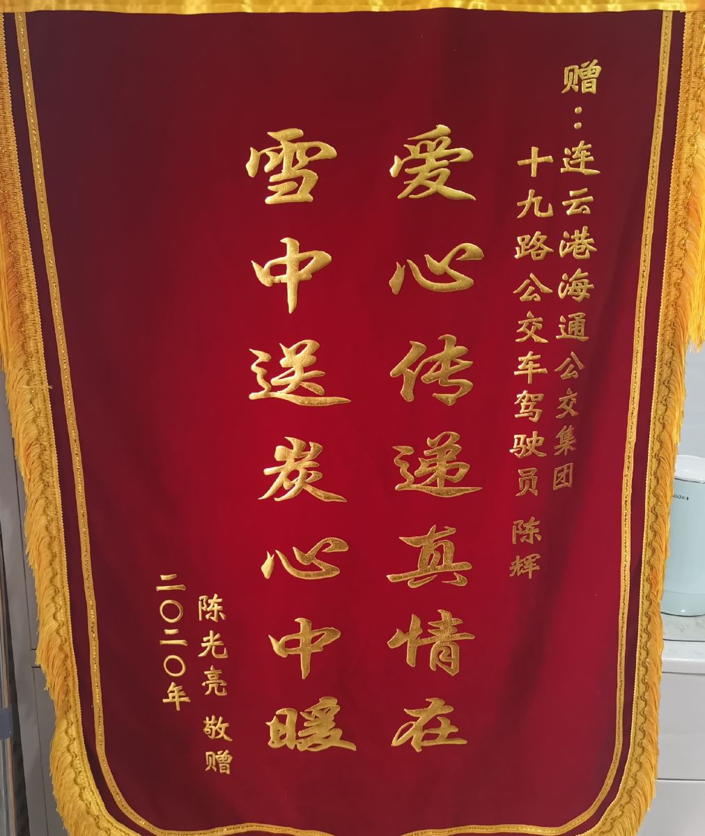 公交车秒变“救护车”，争分夺秒挽救生命