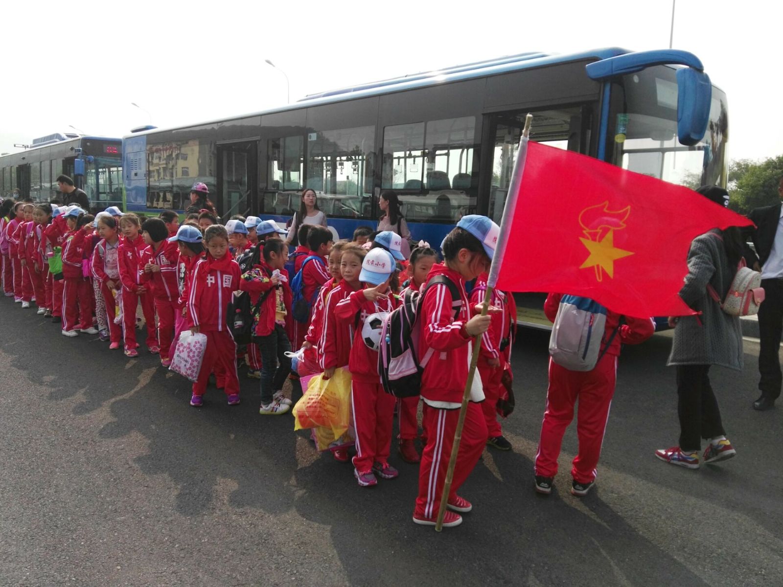 公交快速公司圆满完成院前小学秋游运输保障工作