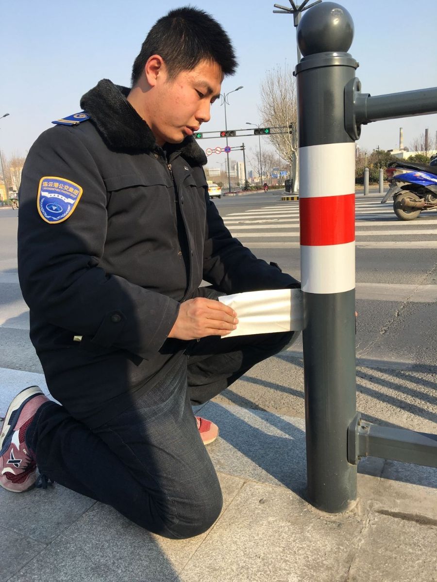公交快速公司总务科统一粘贴反光贴 保障BRT站台运营安全