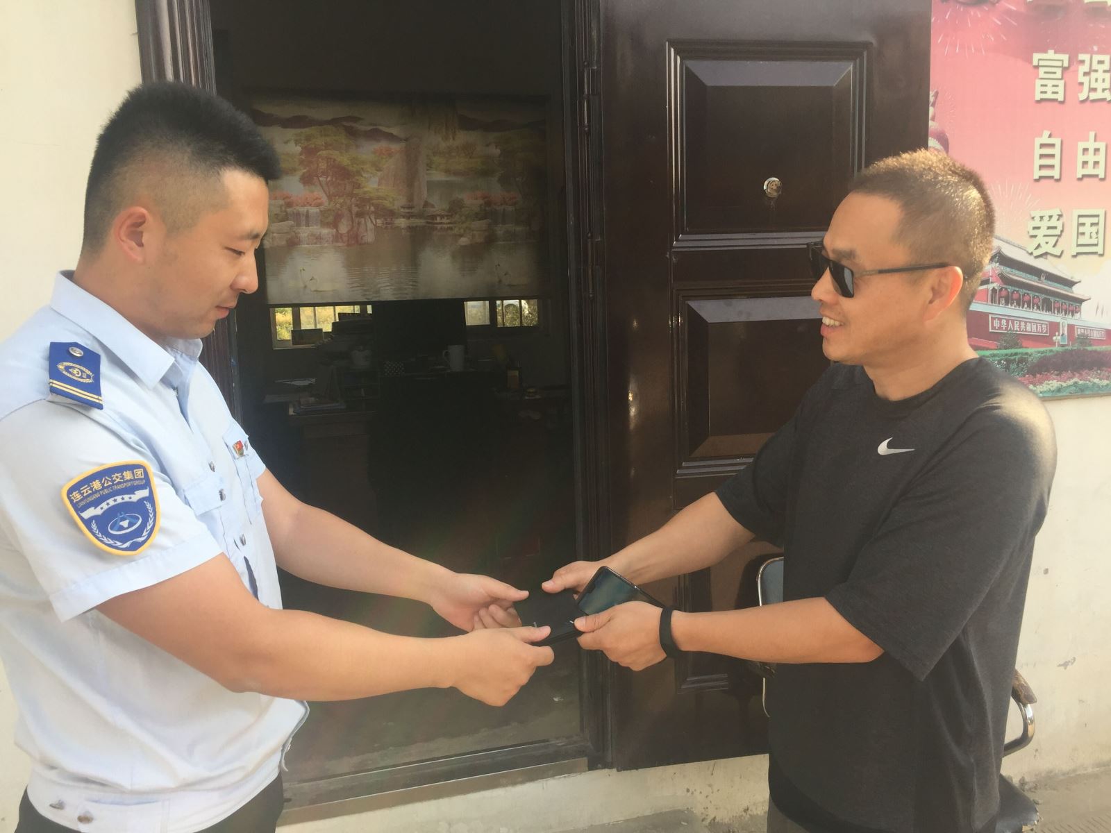 公交集团旅游公司苏G14769驾驶员高金生师傅助人为乐受表扬