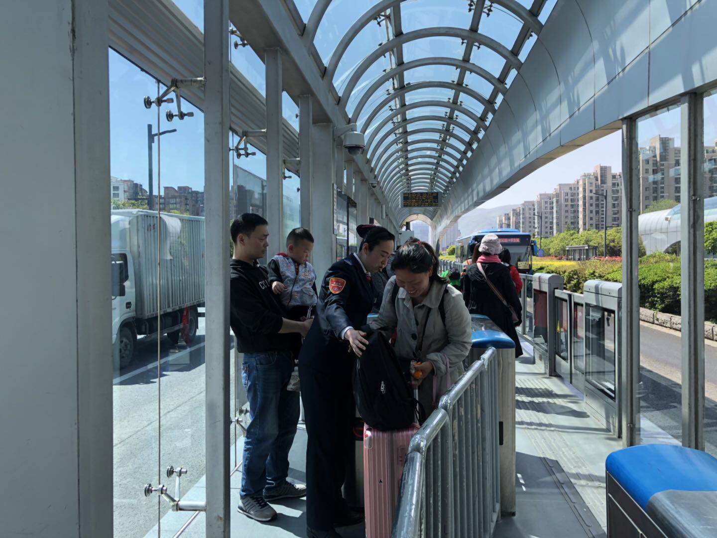 站务员用微笑感染每个乘客