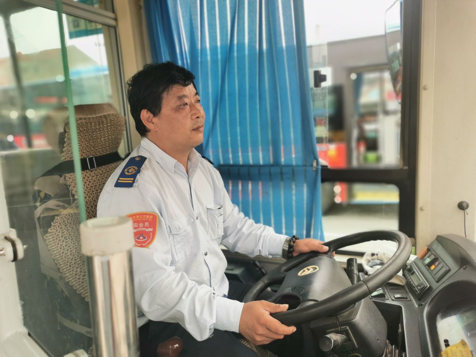 公交集团公交事业一部25路驾驶员王炳春拾金不昧受表扬