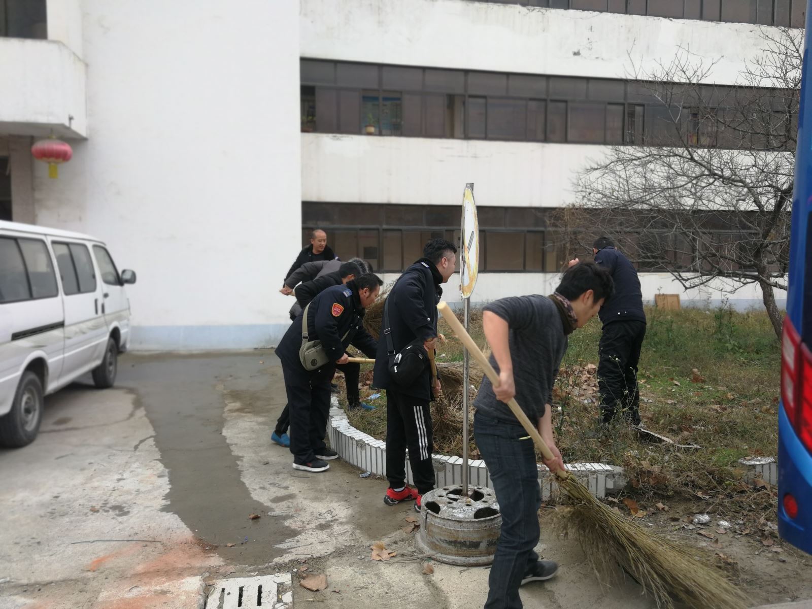 公交集团海通公交公司助力创文工作清扫华威停车场场站落叶
