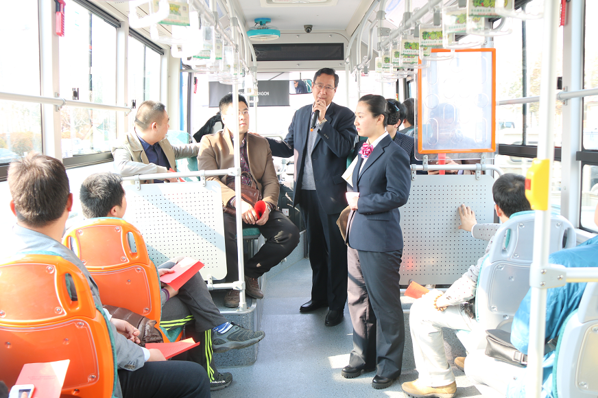 市经信委副主任张其兵参观公交BRT智能调度中心