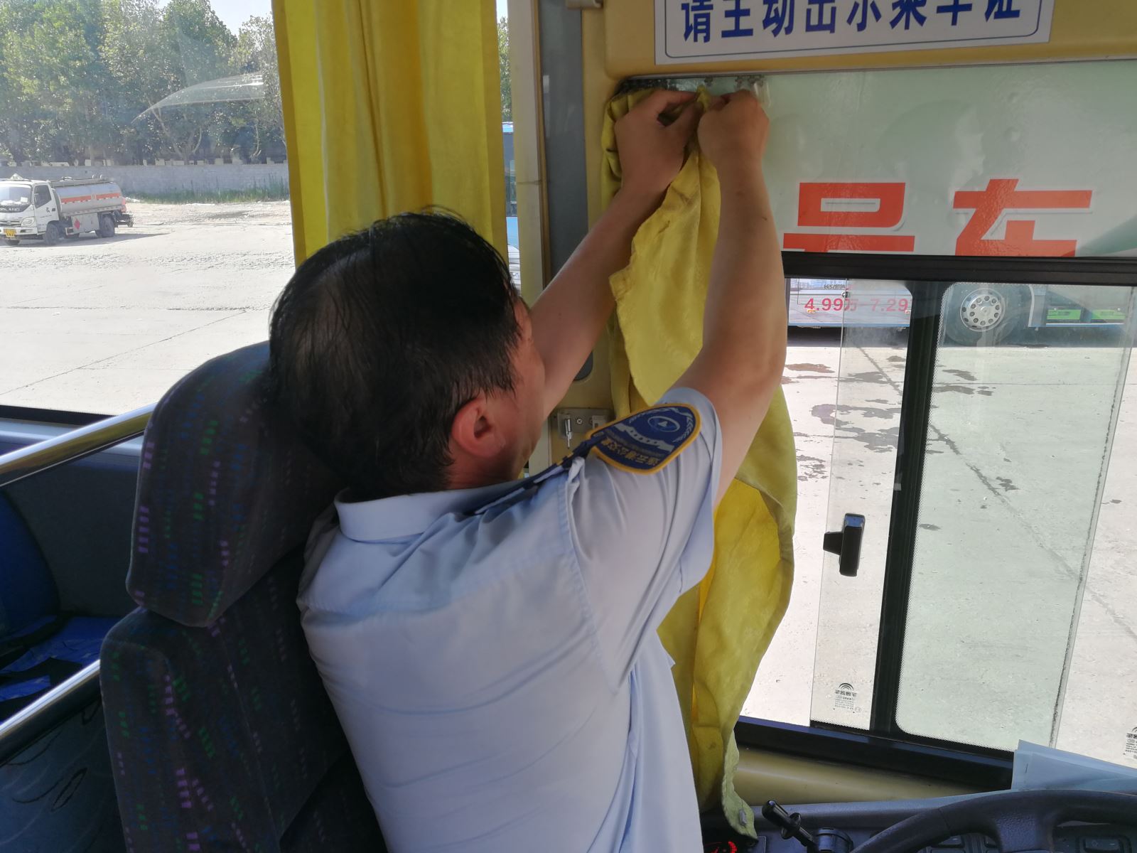 公交集团佳连公司清洗窗帘 营造清凉舒适车厢氛围
