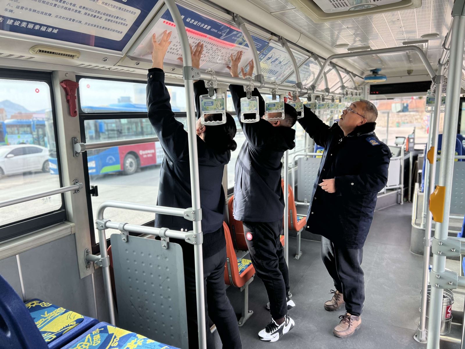 公交集团公交事业一部更换车内线路走向图方便市民出行