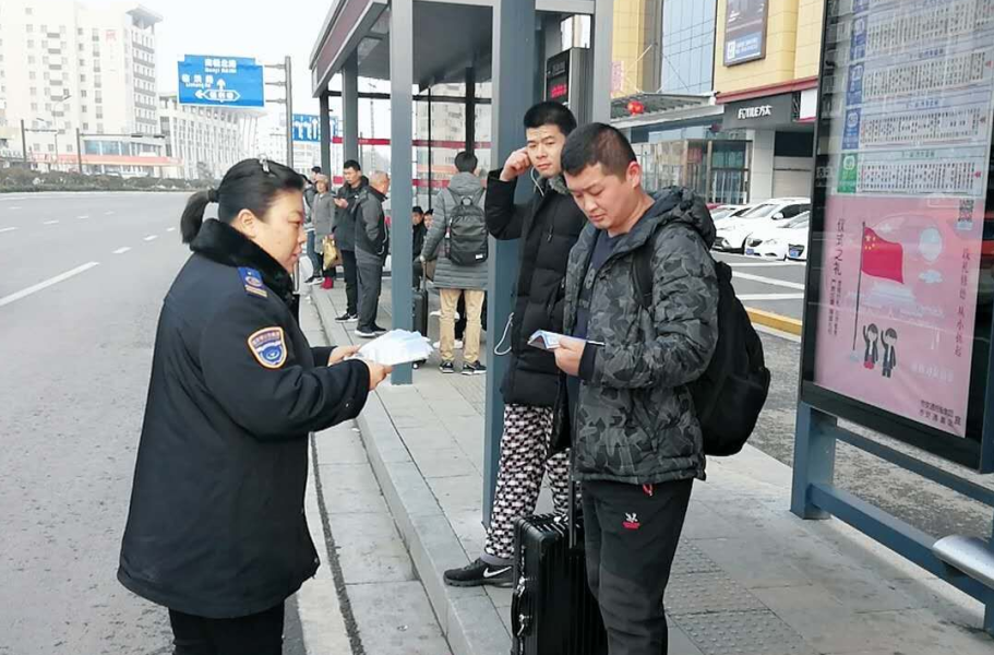 公交集团公交事业一部向市民发放公交出行手册