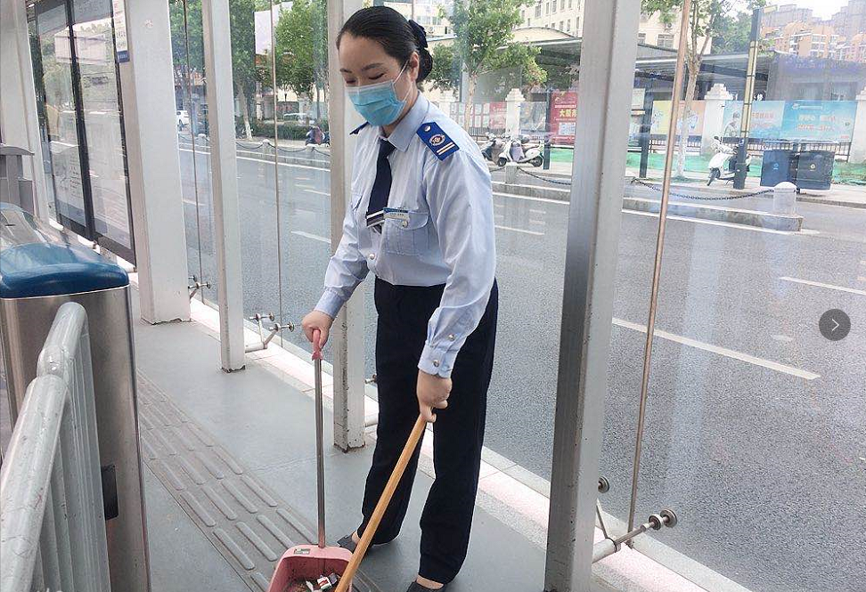 快速公交事业部站务员帮助乘客找到手机