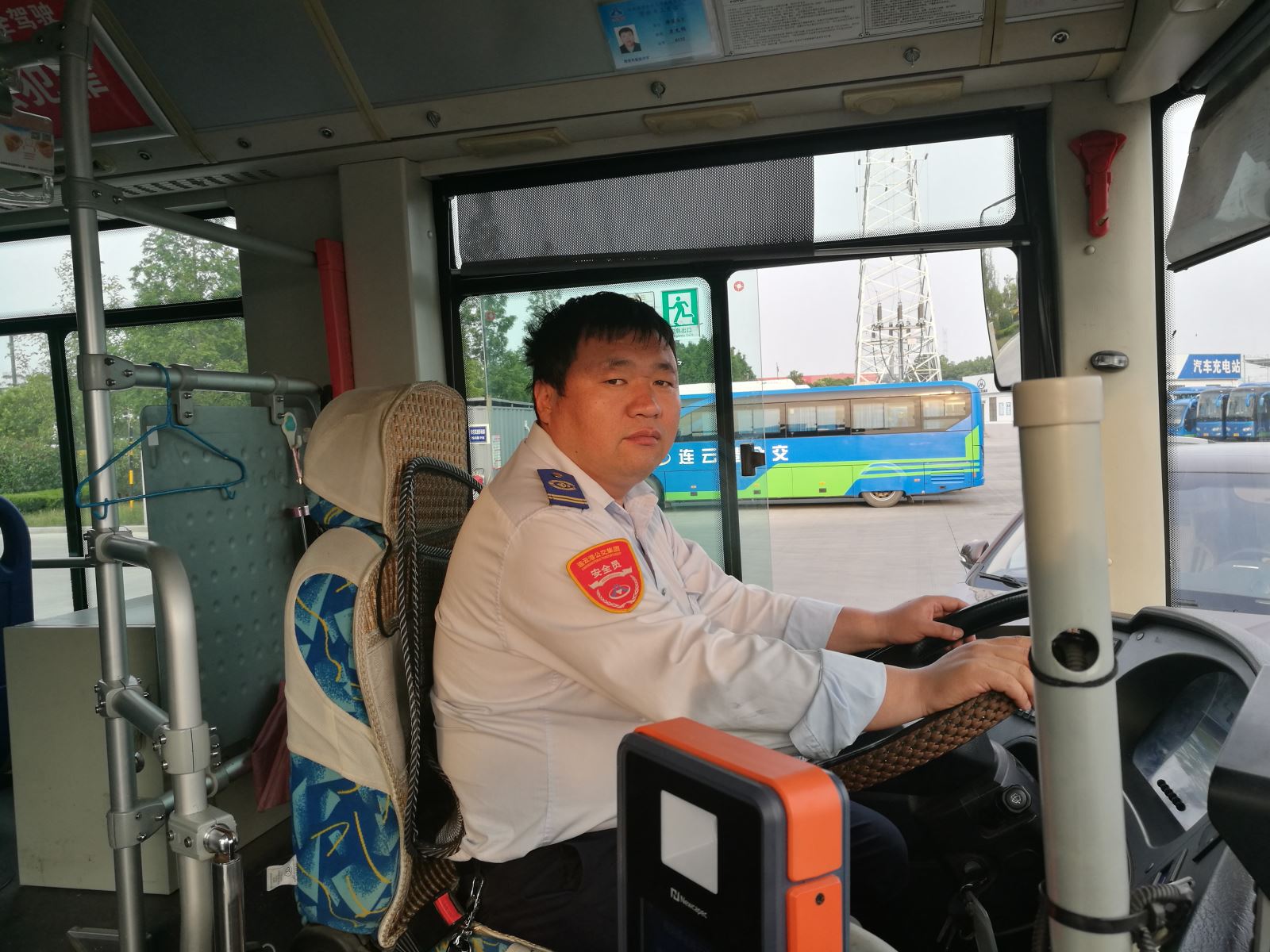 公交集团公交事业一部18路驾驶员吉光明送还乘客手机