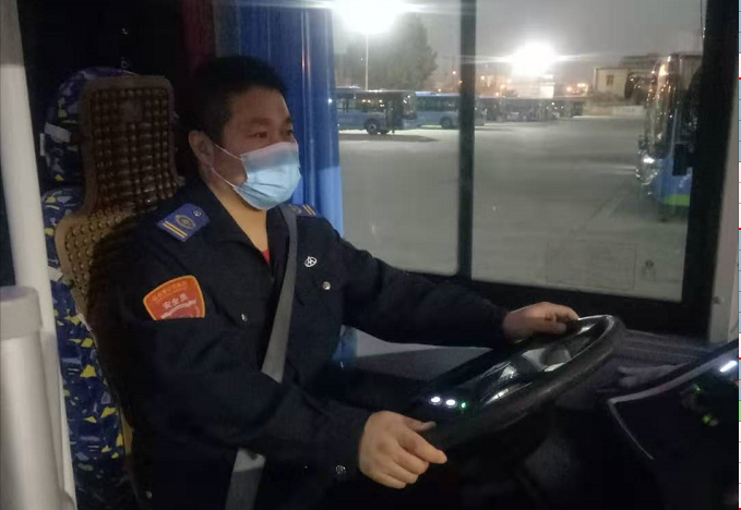公交集团公交事业一部22路驾驶员靳军拾金不昧受表扬
