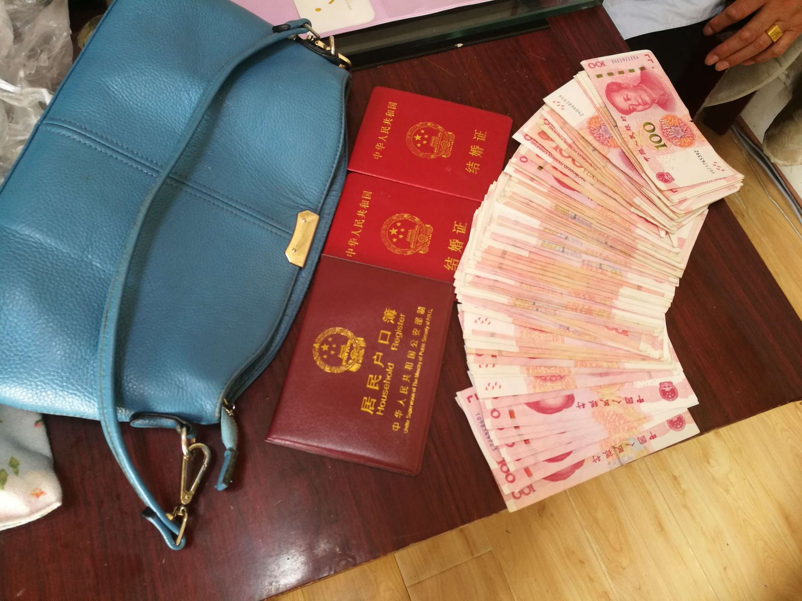 乘客丢失万元现金 公交集团27路驾驶员纪海波及时送还获赞扬