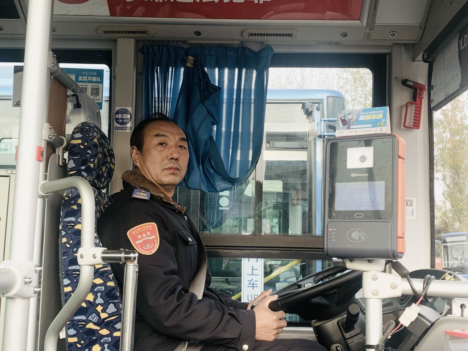 公交集团公交事业一部23路驾驶员袁堂成及时归还乘客失物