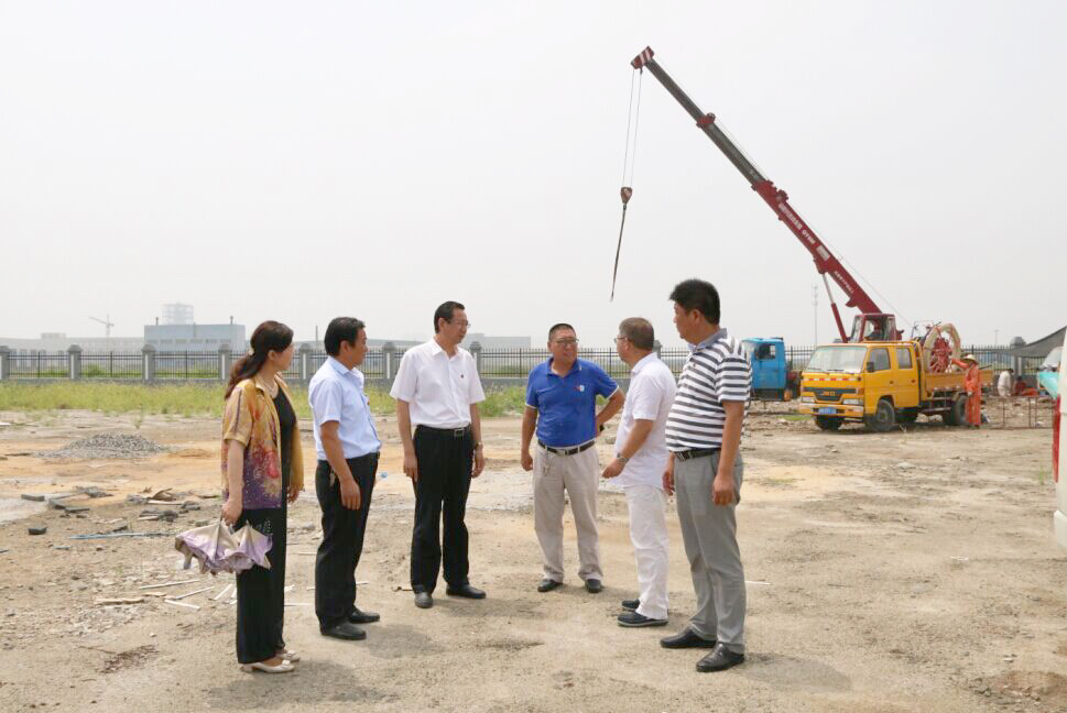 海通公交公司领导班子高温天气实地查看场站建设