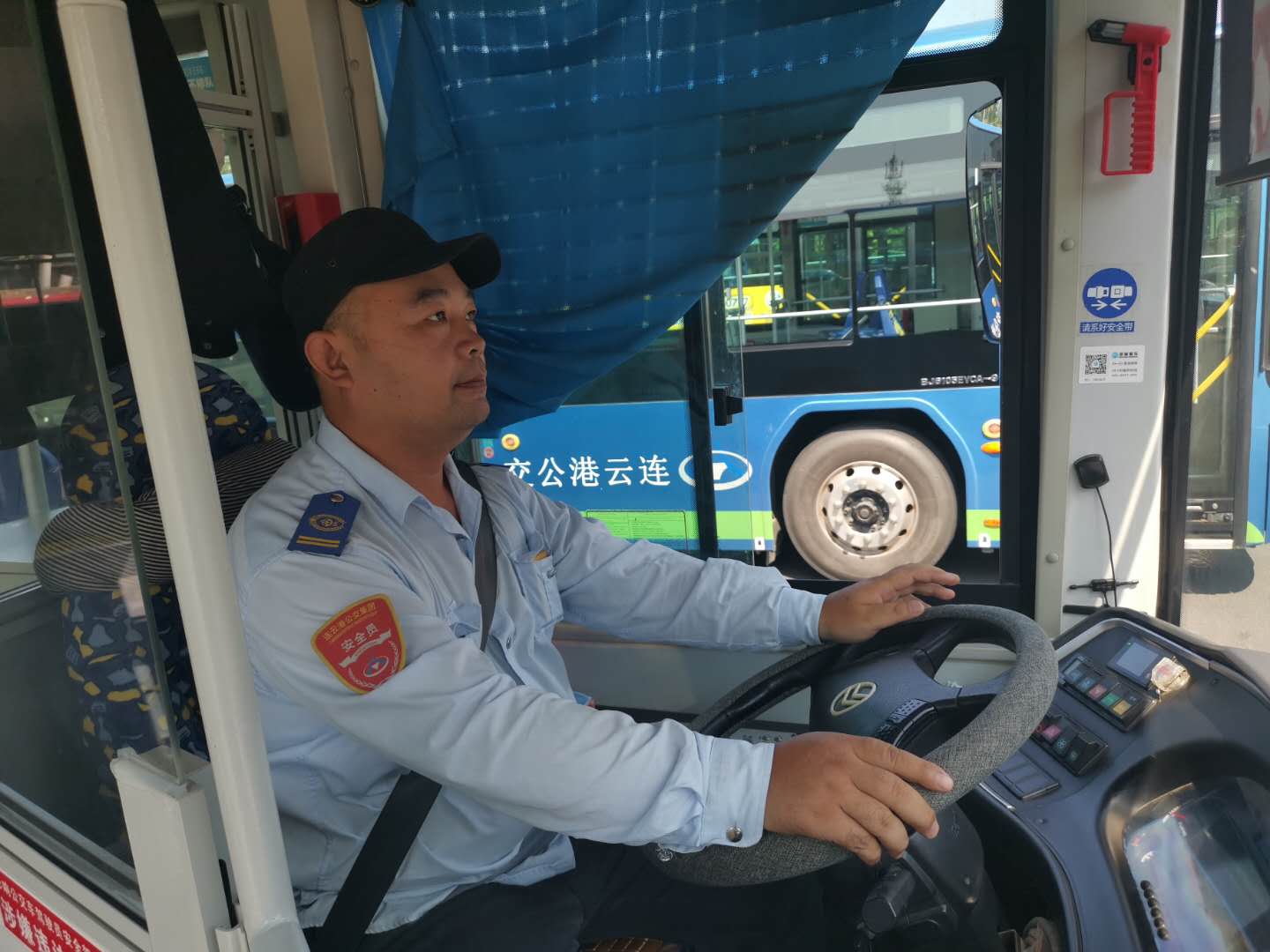 公交集团公交事业一部游1路驾驶员曹德明及时归还乘客失物受赞扬