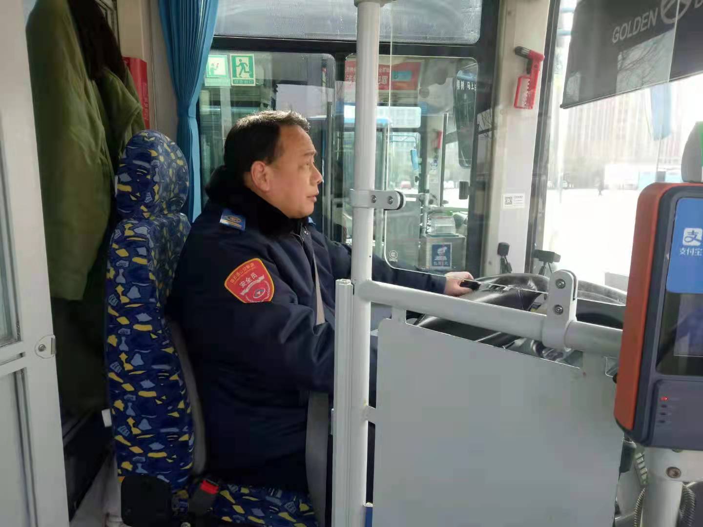 公交集团公交事业一部15路驾驶员王志勇拾金不昧受表扬