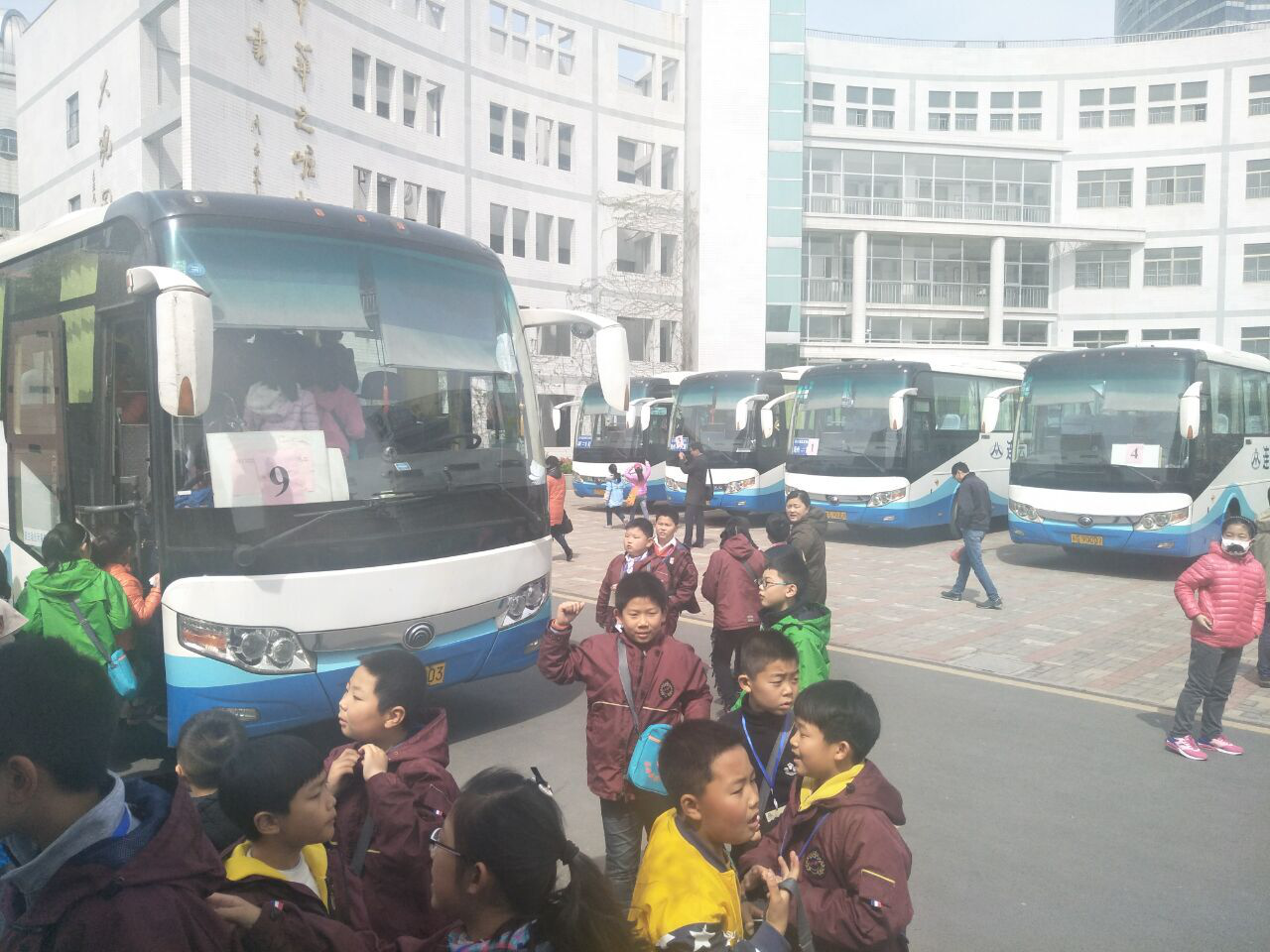 公交佳连公司为中小学师生保驾护航