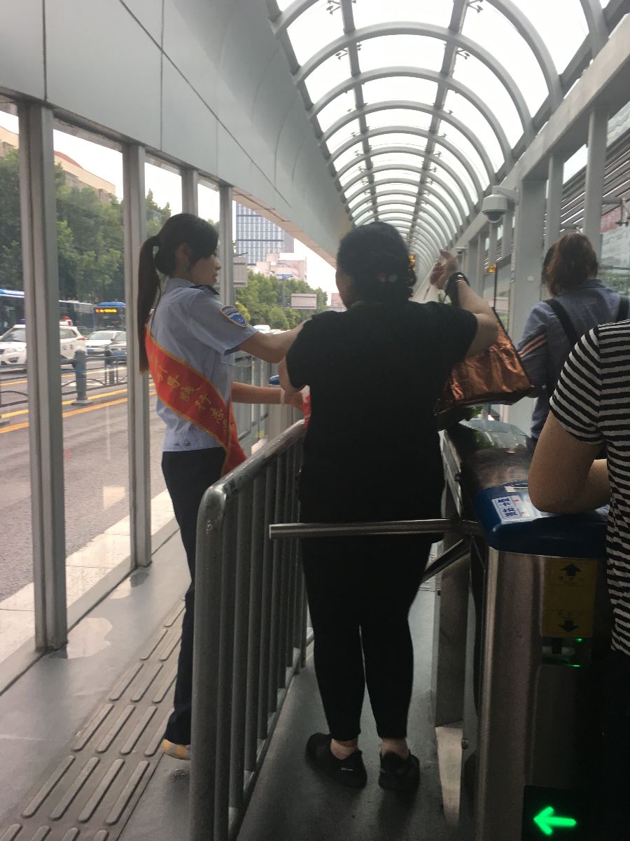 公交佳连公司深入一线践行志愿服务
