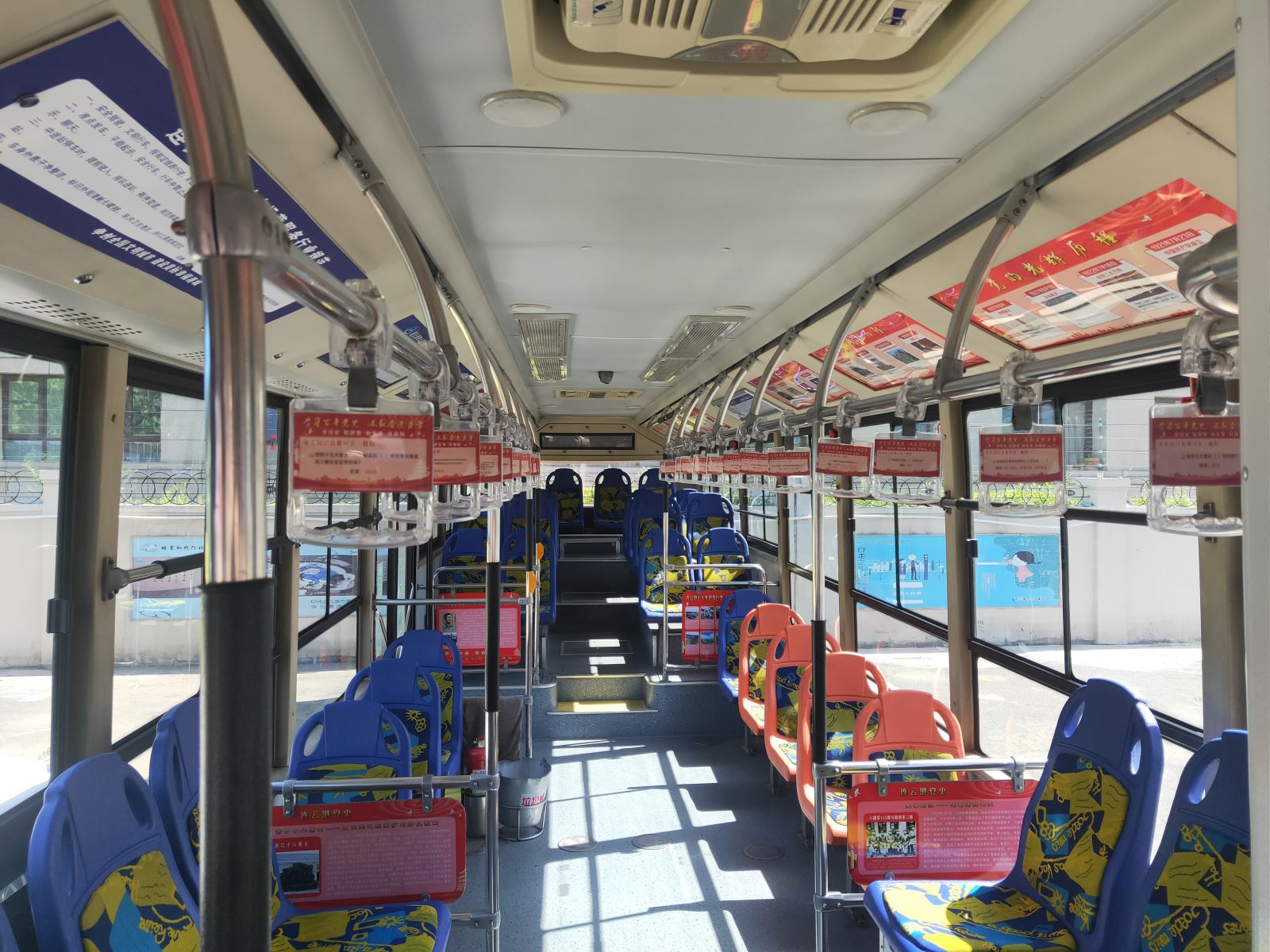 东部城区党史公交车 欢迎市民来打卡