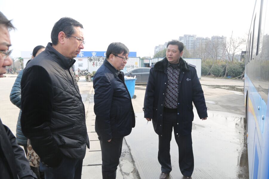 交通控股集团领导察看充电场站施工情况